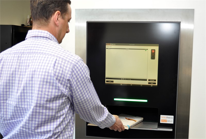 <p>Ein Automat zur Selbstrückgabe, der mit dem robusten PCT-Panel (Projected Capacitive Touch) von Syslogic ausgerüstet ist.</p>