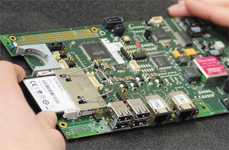 <p>Bestückung eines Embedded Single Board Computer mit einer industriellen CFast-Karte von Cactus Technologies.</p>