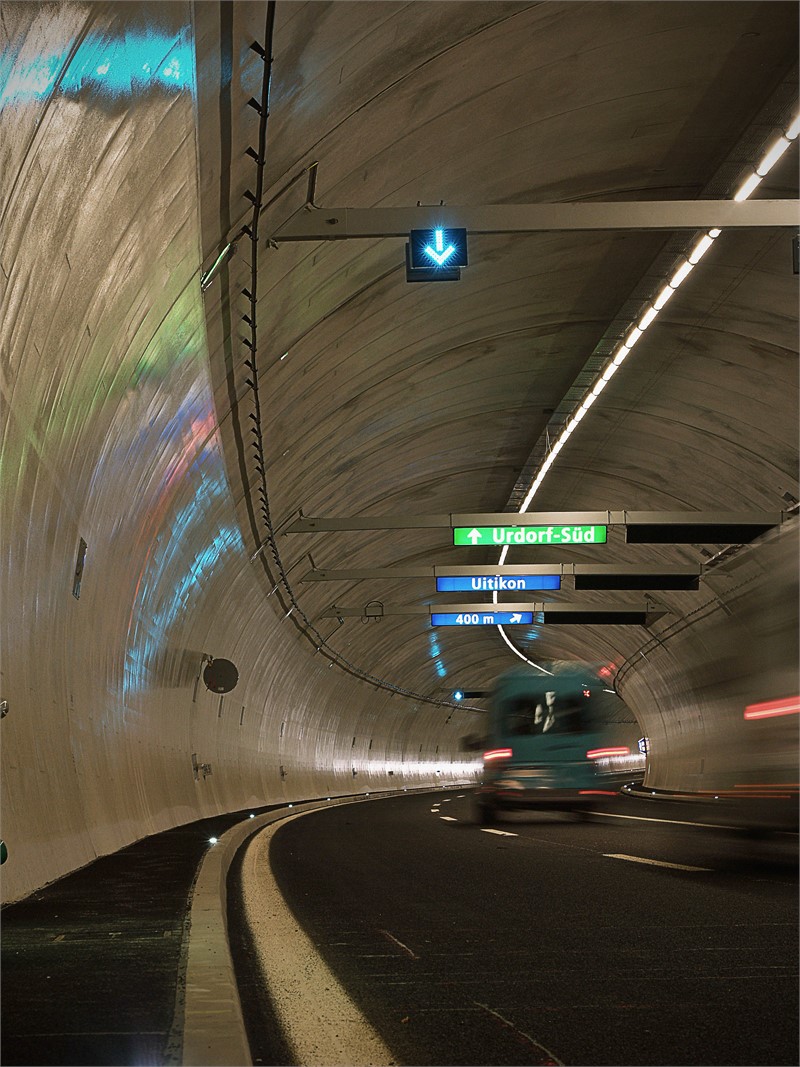 <p>Für die Westumfahrung Zürich hat die Moelbert AG die gesamte Verkehrsleittechnik realisiert, darunter die Steuerung der Fahrstreifensignale im Hafnerbergtunnel. (Bild: Baudirektion Kanton Zürich)</p>