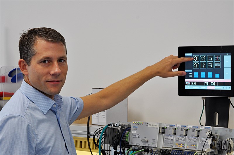 <p>Jürgen Weber demonstriert die von AAIT entwickelte Steuerungssoftware, welche auf dem robusten Bahn-Panel läuft.</p>