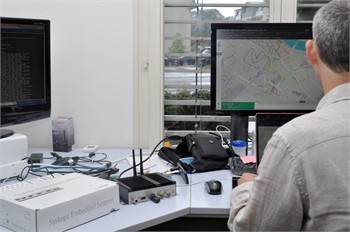 Ein Cortexia Ingenieur nimmt einen Syslogic KI Computer zu Testzwecken in Betrieb. 