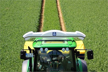 An Agricon N sensor is mounted on the roof of the tractor. It measures the current nitrogen intake of the crops. This data is used to derive the optimal amount of fertilizer to be distributed. 