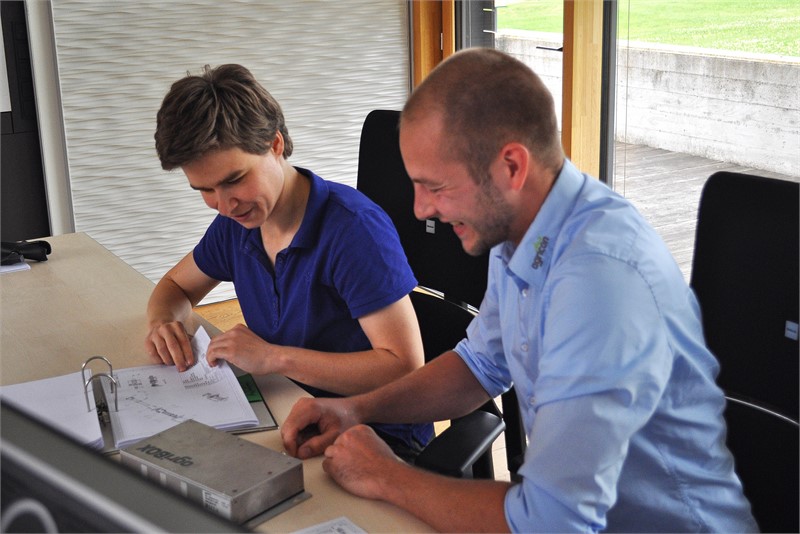 <p> On the occasion of our visit, Ben Bretschneider, System Integrator at Agricon, explained to his colleague Antje Krieger how exactly the Syslogic industry computer works. </p>