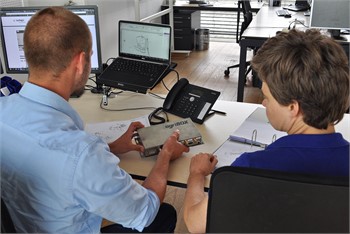 On the occasion of our visit, Ben Bretschneider, System Integrator at Agricon, explained to his colleague Antje Krieger how exactly the Syslogic industry computer works.