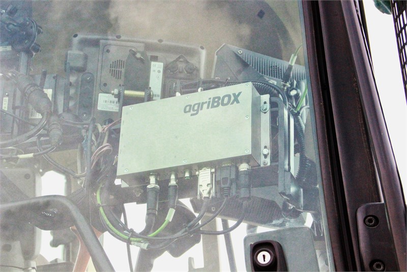 <p>Bei der Agribox handelt es sich um einen ultrarobusten Industrie-PC von Syslogic. Die Agribox ist in der Führerkabine des Traktors verbaut und steuert die Düngerausgabe.</p>