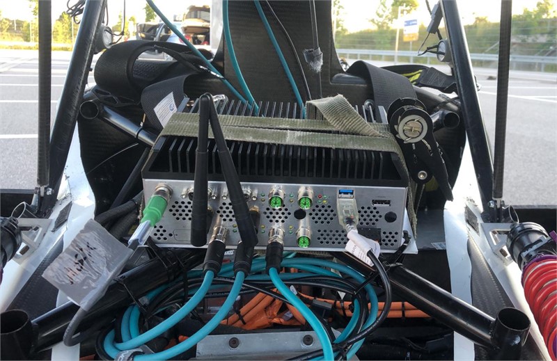 <p>Aktuell wird der autonome Rennwagen getestet - noch ist der AI Vehicle Computer von Syslogic provisorisch festgezurrt.</p>