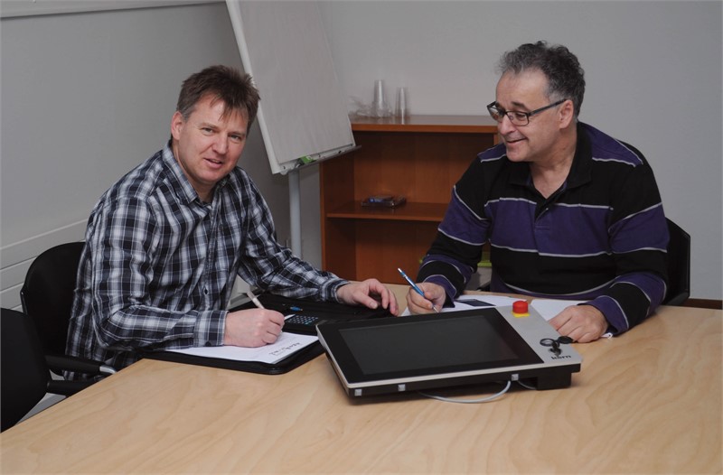 <p>Die Projektleiter Rolf Nussbaum und Markus Bachmann sind mit dem Ergebnis zufrieden. Sie sagen: «Der Touch Panel Computer erfüllt all unsere Anforderungen.»</p>
