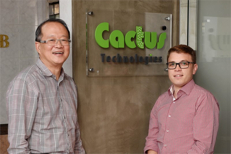 <p>Cactus Technologies CEO Sai-Ying Ng und Syslogic Product Manager Raphael Binder am Cactus Hauptsitz in Hongkong.</p>